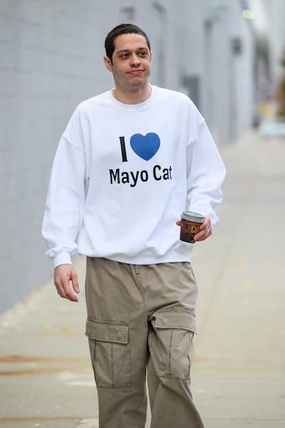 Pete Davidson y Madelyn Cline. Después de casi un año de noviazgo, en julio de 2024 una fuente cercana a la pareja reveló en el tabloide 'The Sun' que la relación entre Madelyn Cline y Pete Davidson había llegado a su fin: “Terminaron las cosas hace poco y entiendo que fue de manera amistosa”. La pareja había logrado mantener su relación bastante discreta y no habían sido vistos juntos públicamente desde enero, cuando la actriz de Outer Banks asistió a uno de los espectáculos del cómico estadounidense.