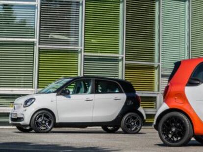 Los Smart Fortwo (derecha) y Forfour, que comparte mecánica pero es mayor.