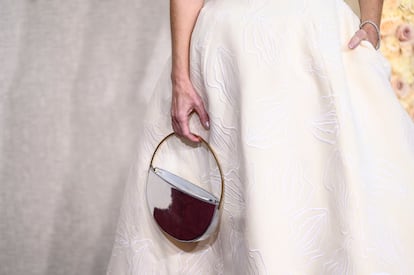 Detail of the skirt of the 'X-Files' actress' dress.
