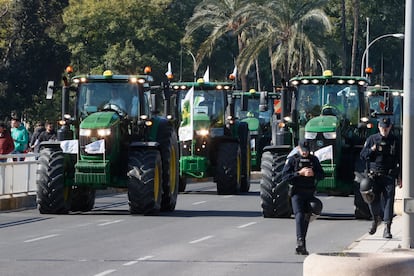 Miles de agricultores y representantes de asociaciones agrarias de la provincia de Huelva durante la manifestación realizada este jueves en Sevilla para reclamar "con urgencia" las infraestructuras hidráulicas necesarias para garantizar la supervivencia de su actividad.
