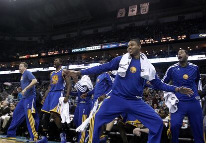 Los suplentes de los Warriors celebran una canasta durante el duelo ante los Hornets.