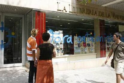 Una de las pintadas anticatalanistas junto a una diana amenazante, realizadas ayer en librería de la Universitat de València.