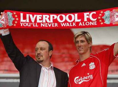 Rafa Benítez y Fernando Torres, ayer durante la presentación del delantero con el Liverpool.