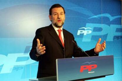 El presidente del PP, Mariano Rajoy, comparece en rueda de prensa en la sede de su partido.