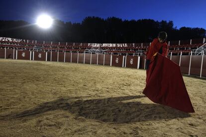 En la Casa de Campo de Madrid, frente al parque de atracciones, hay un recinto vallado que alberga una rareza: la Escuela de tauromaquia de Madrid 'Marcial Lalanda' lleva en funcionamiento desde el 4 de octubre de 1976 y desde 1982 es gestionada por el Gobierno regional. Se considera la veterana y 'madre' de las demás escuelas taurinas de España. Como ella hay otras tres más en la provincia de Madrid.