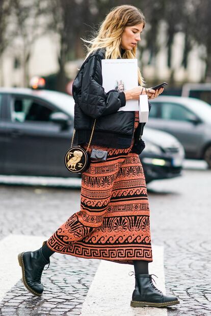 La influencer Veronica Heilbrunner, fiel a sus botas.