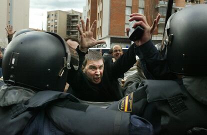 25 de marzo de 2005. Arnaldo Otegi, líder de la ilegalizada Batasuna, forcejeando con los agentes antidisturbios del Cuerpo Nacional de Policía que impidieron una manifestación convocada por Batasuna para conmemorar el Aberri Eguna, en Pamplona, acto que estaba prohibido por la Delegación del Gobierno.   