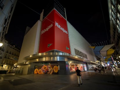 El Corte Inglés de la calle Preciados de Madrid con las luces apagadas, la madrugada del miércoles.