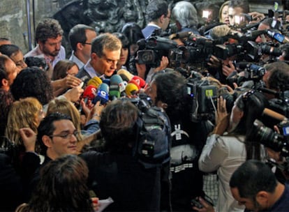 Ricardo Costa rodeado de periodistas al conocerse durante los actos del día de la Comunidad Valenciana las primeras noticias sobre su situación personal.