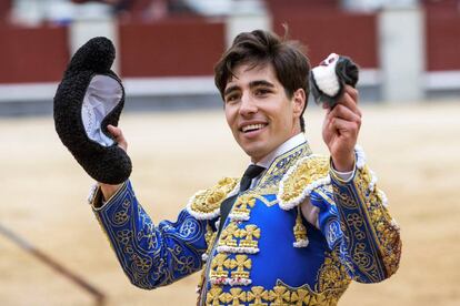 Álvaro Lorenzo pasea la oreja de su primer toro.