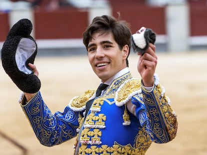 Álvaro Lorenzo pasea la oreja de su primer toro.