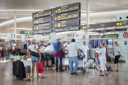 Un grupo de pasajeros en el aeropuerto de El Prat. 