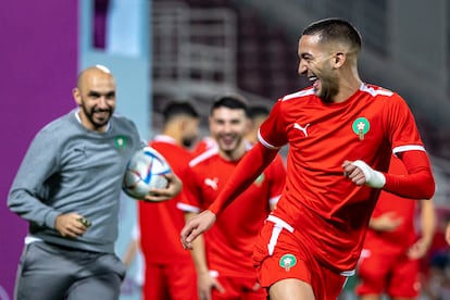 Ziyech, seguido por Regragui en la práctica de ayer.