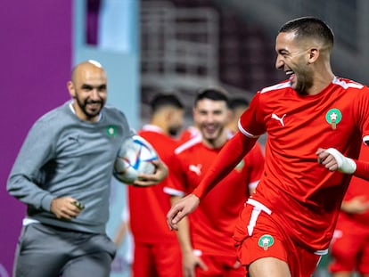 Ziyech, seguido por Regragui en la práctica de ayer.