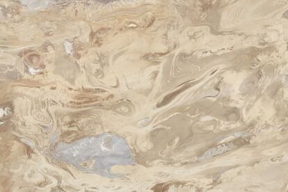 O satélite Landsat 5 captou esta imagem de cor natural do deserto Dasht-e Kavir (Irã) no dia 15 de outubro de 2011.