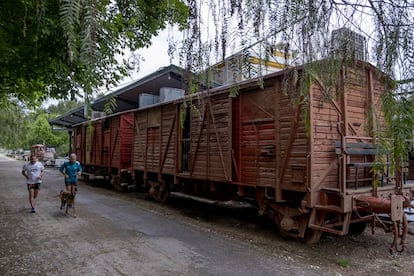 Vagones en la antigua estación de Luque, una de las paradas del tramo cordobés de la Vía Verde del Aceite.