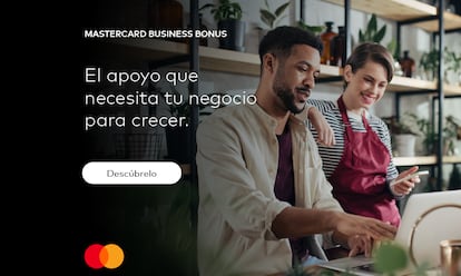 Empresario trabajando con el programa Business Bonus de Mastercard.