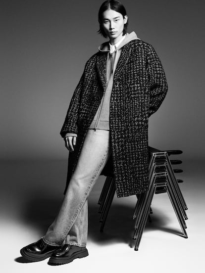 El modelo Taemin Park posa, ante el foco de Karim Sadli, con el abrigo de espiga todoterreno de la colección.