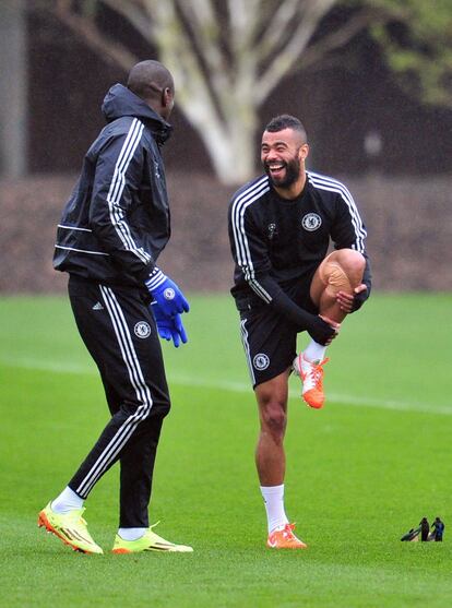 Demba Ba y Ashley Cole, del Chelsea, durante el entrenamiento previo al partido de vuelta de cuartos de final de la Champions que les enfrentará al PSG.