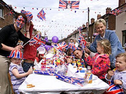 Habitantes de Belfast Sur, en Irlanda del Norte, celebran en la calle el jubileo de la reina Isabel.