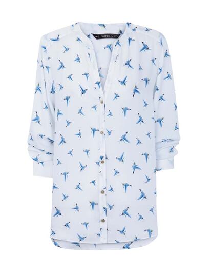 Los pájaros siguen sobrevolando las camisas primaverales. Esta camisa de cuello mao es de Suite Blanco (29,99 euros).