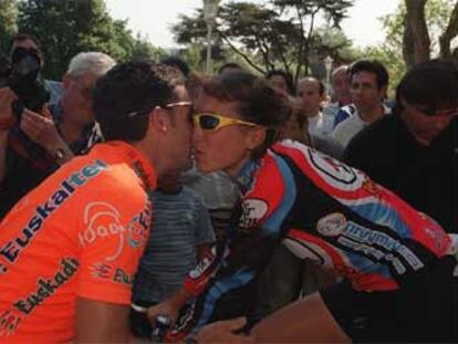 Ramontxu González Arrieta besa a Joane Somarriba en la salida del Tour femenino de 2001 en Bilbao.