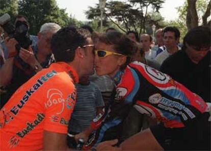Ramontxu González Arrieta besa a Joane Somarriba en la salida del Tour femenino de 2001 en Bilbao.