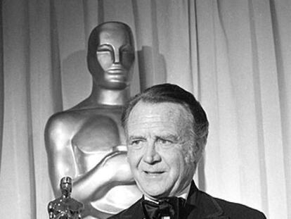 Sir John Mills, tras recoger el Oscar el 15 de abril de 1971.