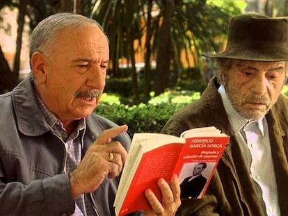 Alfredo Landa y Nino Manfredi en 'La luz prodigiosa'.