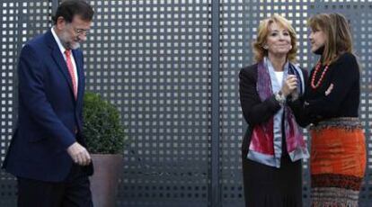 Mariano Rajoy, Esperanza Aguirre y Dolores de Cospedal, durante la reunión del líder del PP con presidentes autonómicos.