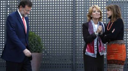 Mariano Rajoy, Esperanza Aguirre y Dolores de Cospedal, durante la reunión del líder del PP con presidentes autonómicos.