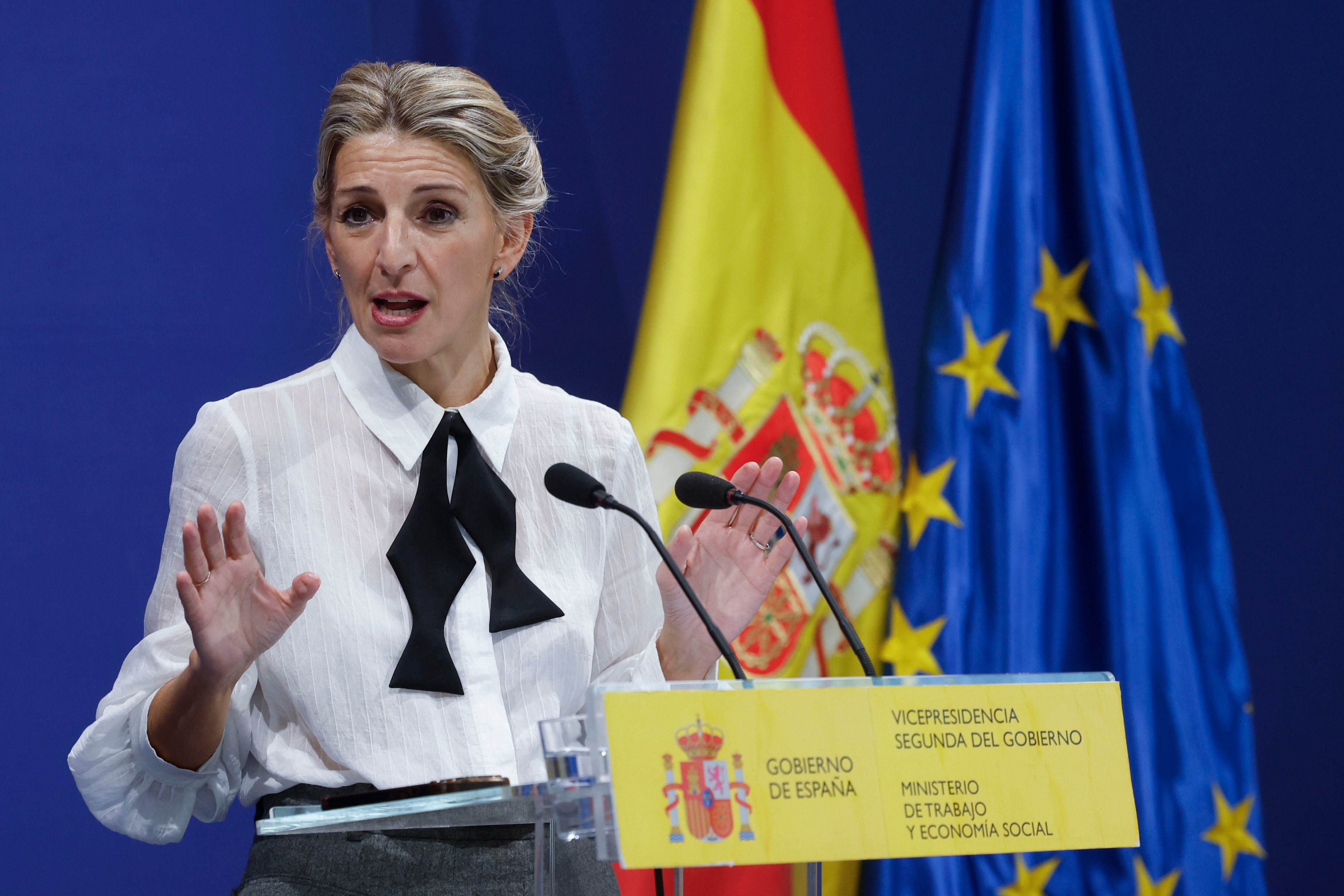Díaz garantiza que el SMI crecerá al menos como la inflación y que no caerá por debajo del 60% del salario medio