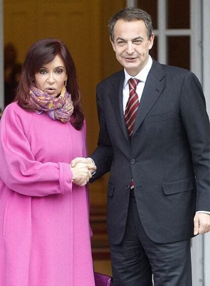 La presidenta de Argentina, Cristina Fernández de Kirchner, y su homólogo español, José Luis Rodríguez Zapatero, en el encuentro que han mantenido en Madrid