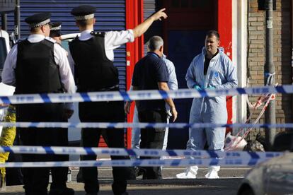Agents de la policia investiguen prop de la mesquita de Finsbury Park, a Londres.