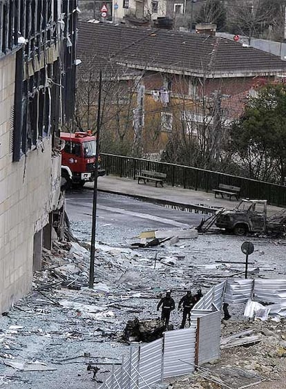 El coche con los 100 kilos de explosivos había sido robado poco antes y ha quedado completamente destrozado. La parte que más daños ha sufrido es la que alberga la redacción digital de la cadena de televisión