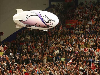 El PSE ha convertido en una de sus imágenes de campaña la frase del peneuvista Erkoreka de que los cerdos volarían antes de que López sea <i>lehendakari.</i> Y un globo con un cerdo sobrevoló ayer el mitin.