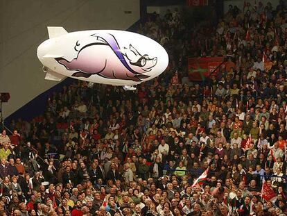 El PSE ha convertido en una de sus imágenes de campaña la frase del peneuvista Erkoreka de que los cerdos volarían antes de que López sea <i>lehendakari.</i> Y un globo con un cerdo sobrevoló ayer el mitin.