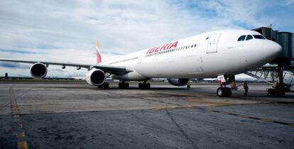 Un avi&oacute;n A340 de Iberia en el aeropuerto de Madrid.