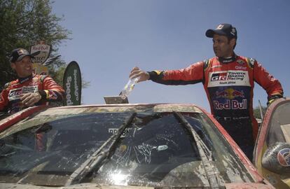 Al-Attiyah, junto a su copiloto Matthieu Baumel.