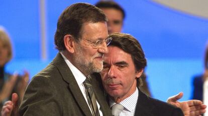 Rajoy y Aznar se abrazan en el XVII Congrseo del PP en Sevilla, en 2012.