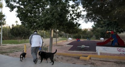 Un parque en una urbanizaci&oacute;n de la zona costera de Orihuela.