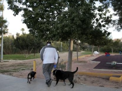 Un parque en una urbanizaci&oacute;n de la zona costera de Orihuela.