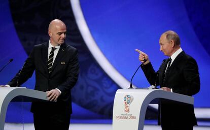 Vladimir Putin, presidente de Rusia, interviene al inicio del sorteo con Gianni Infantino, presidente de la FIFA.