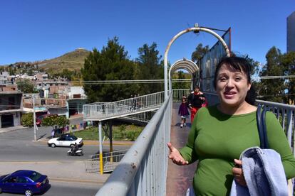 María de la Luz Castro, vecina de la Tierra y Libertad. Atrás, el cerro.