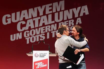 El cabeza de lista de Catalunya En Comú-Podem en las elecciones del 21D, Xavier Domènech (i), y el secretario general de Podemos, Pablo Iglesias, en el mitin final de cierre de campaña de los comunes en Santa Coloma de Gramenet.