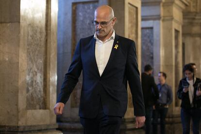 Raul Romeva en los pasillos del Parlament durante la sesión de investidura, el 22 de marzo. 