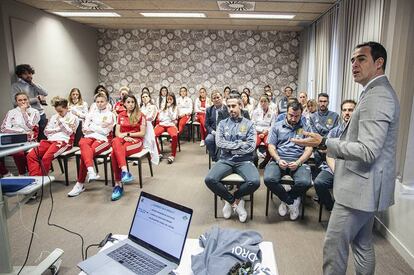 Carlos Velasco Carballo, presidente del Comité Técnico de Árbitros, explica el VAR a la selección española de fútbol femenino con vistas al próximo Mundial.