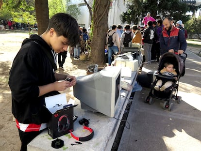 Un joven busca componentes que le sean útiles en la feria ciberciruja, en Córdoba (Argentina).