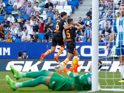 CORNELLÁ DE LLOBREGAT (BARCELONA), 02/10/2022.- El defensa del Valencia CF, Gabriel Paulista (c), celebra su gol contra el RCD Espanyol, durante el partido de la jornada 7 de LaLiga, este domingo en RCDE Stadium de Cornella de Llobregat. EFE/ Marta Pérez
