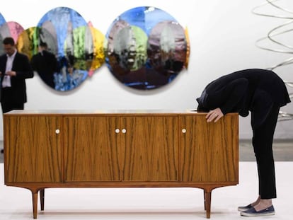 La obra 'One Minute Sculptures' del artista Erwin Wurm en la Art Basel en Hong Kong.